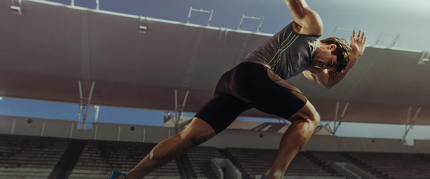 Atleta em largada no estádio